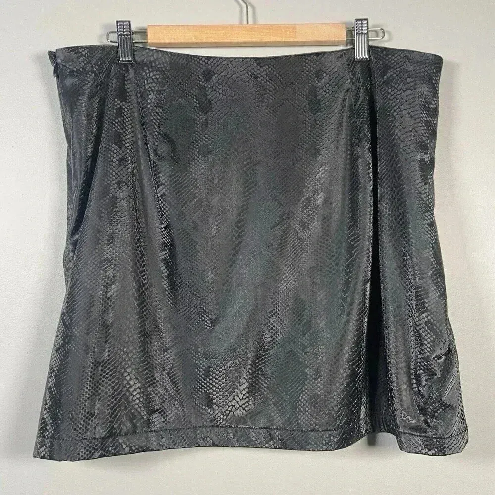 Juicy Couture Short Skirt Snake Skin Pattern Black Box Pleat‎ Size 1X Mini Rock - Image 4