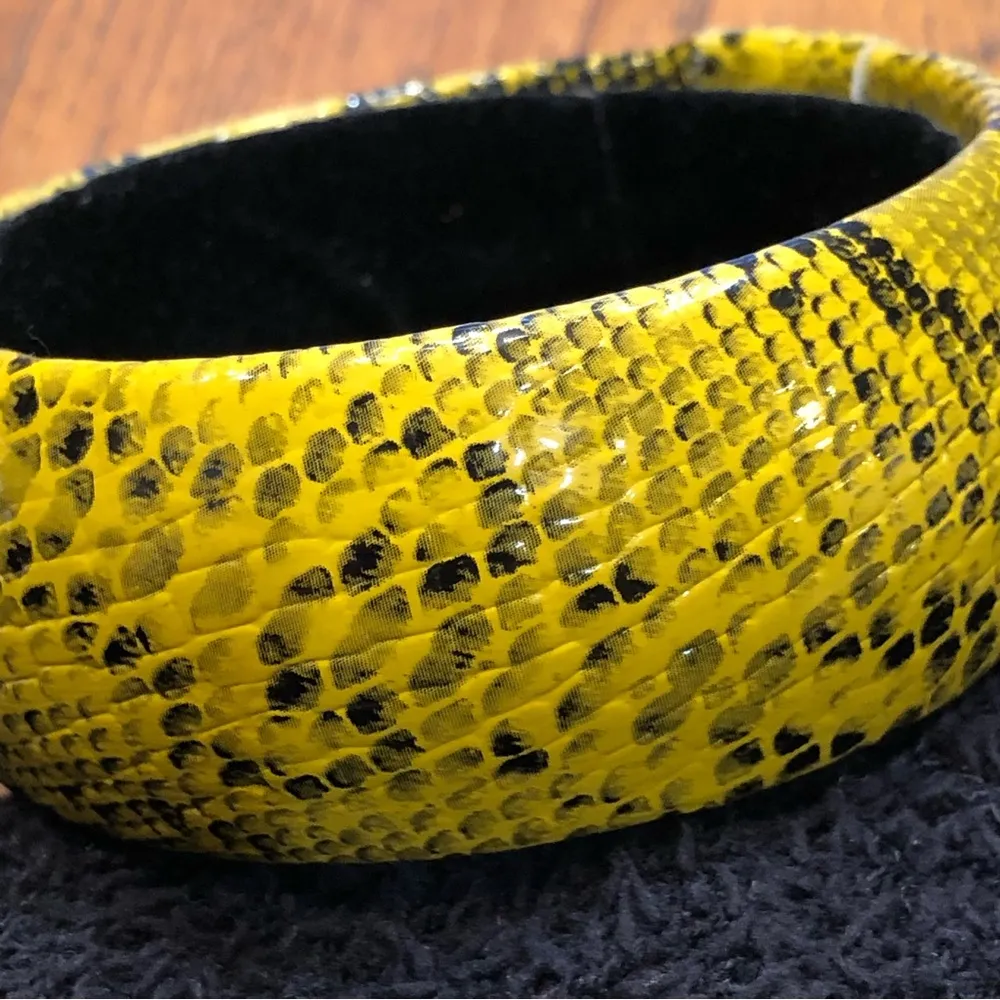 Snakeskin 1 1/4” yellow Bangle - Image 5