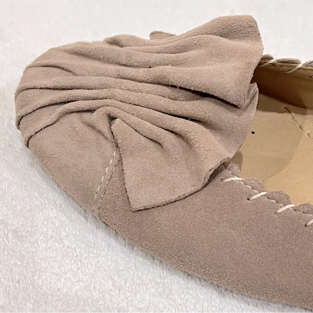Neiman Marcus Tan Suede Scalloped Ballet Flats with Ruched Bow Detail Size 7 - Image 6