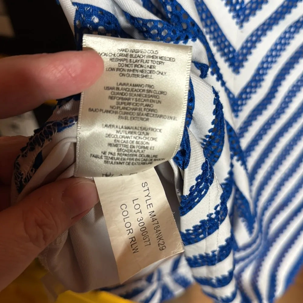 Miraclesuit Everyday Shapewear Blue & White Fitted Cap Sleeve Blouse Size Small - Image 8