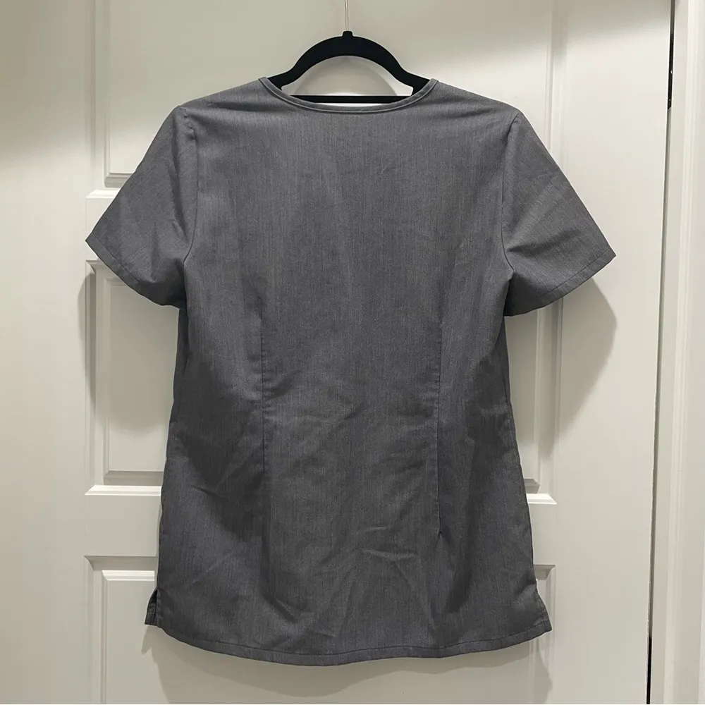 Figs Casma Three-Pocket Scrub Top™ in Graphite Grey XS - Image 10