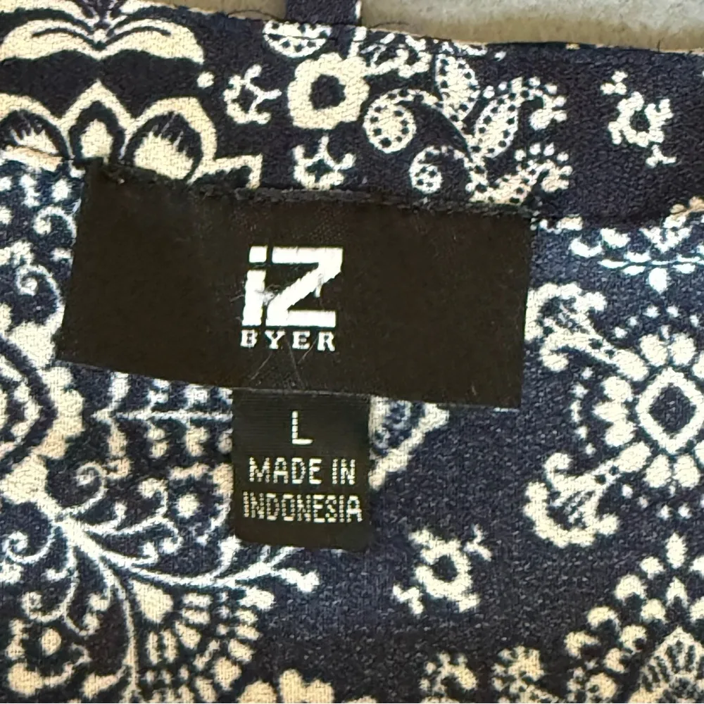 Iz Byer Navy and Cream Patterned Cold‎ shoulder summer Blouse size L polyester - Image 8