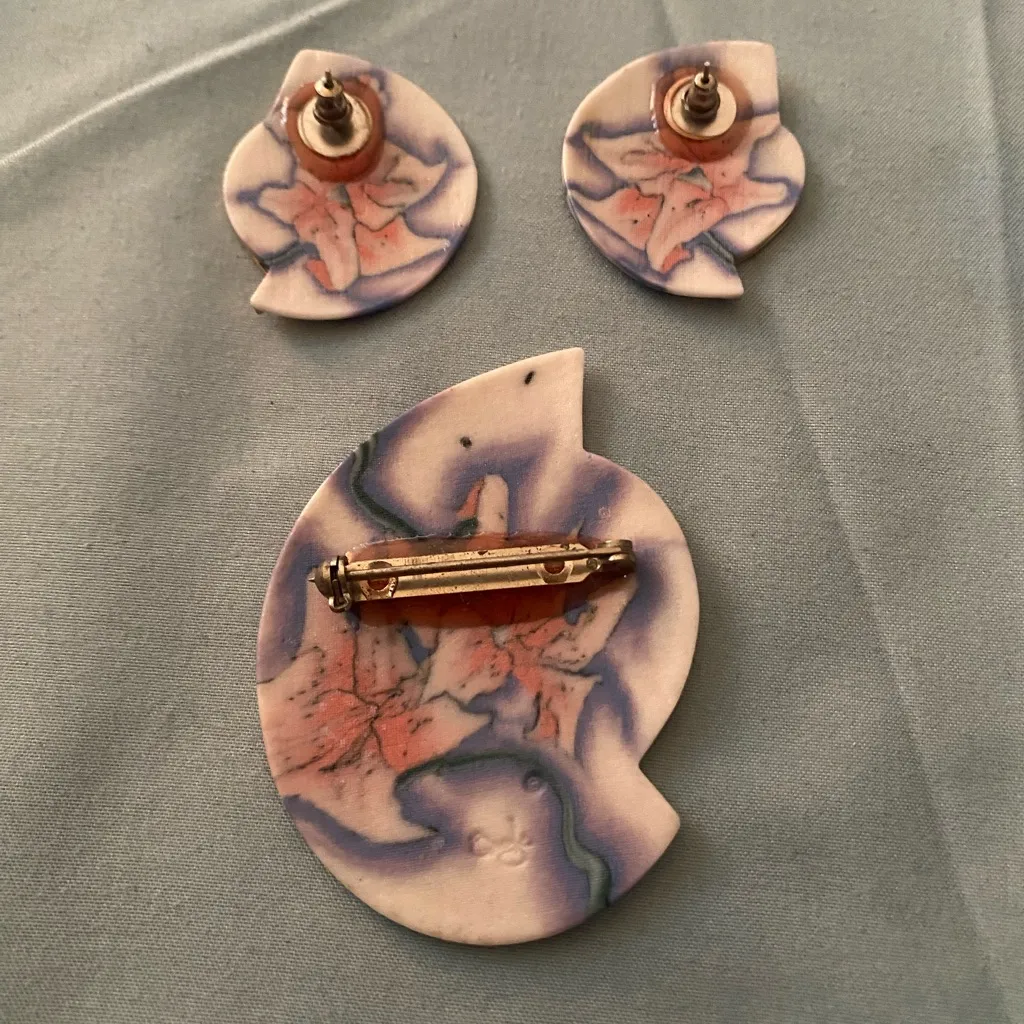 Vintage Enamel Brooch 2.5” W & Earrings Set Lot Of 3 Pink & Blue Floral Print - Image 4