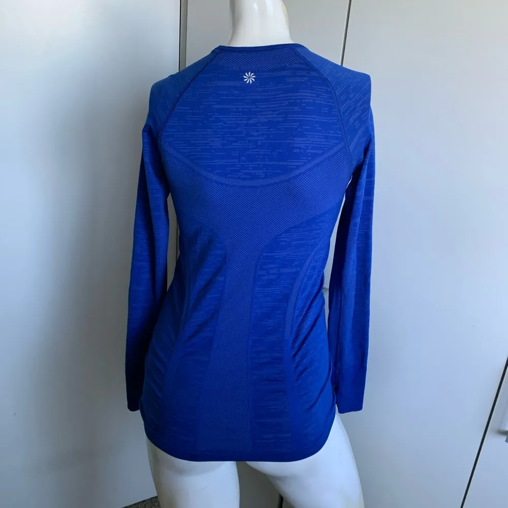 Athleta XS ruching back panels blue long sleeve T-shirt - Image 6