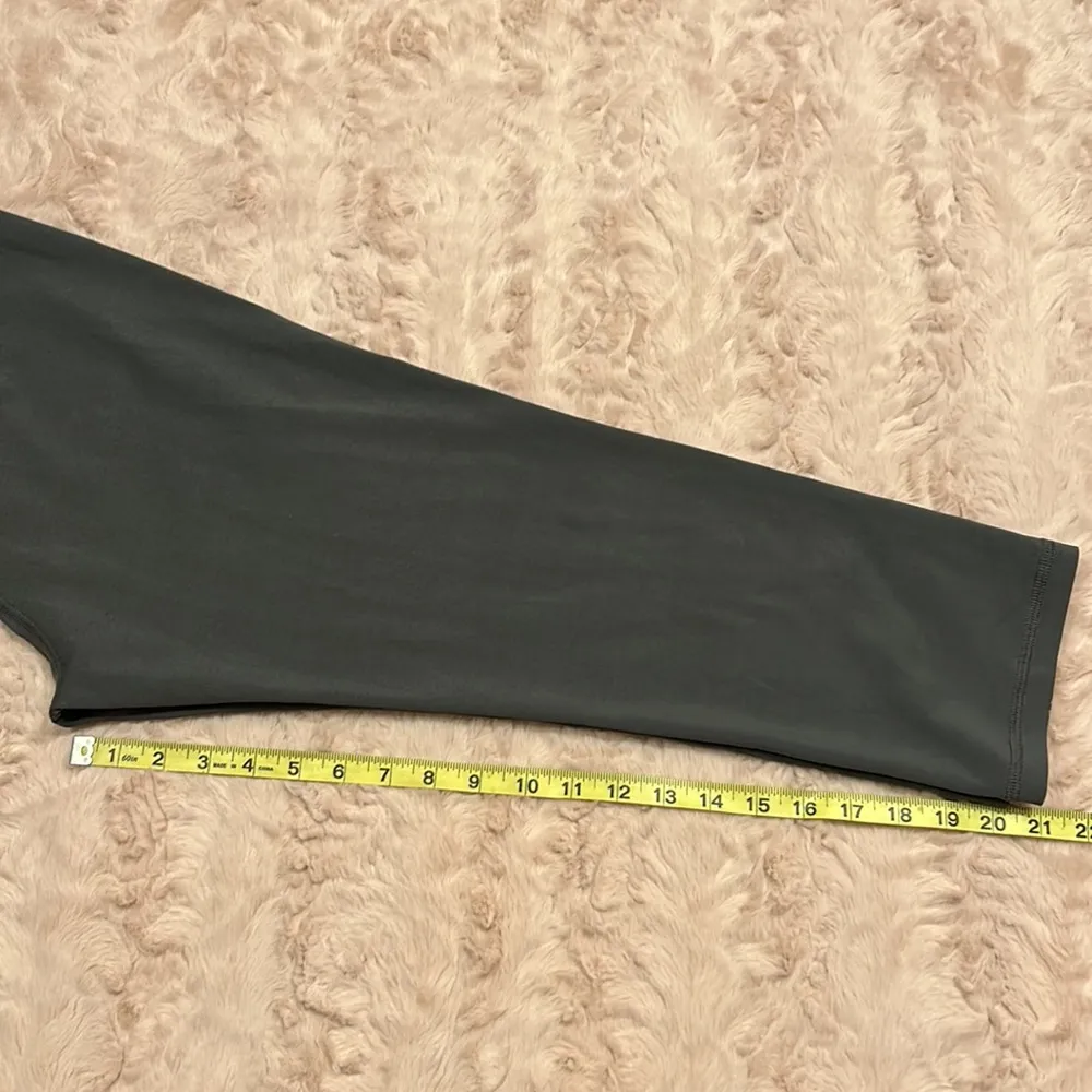 Old Navy  active tall L workout capri pant - Image 9