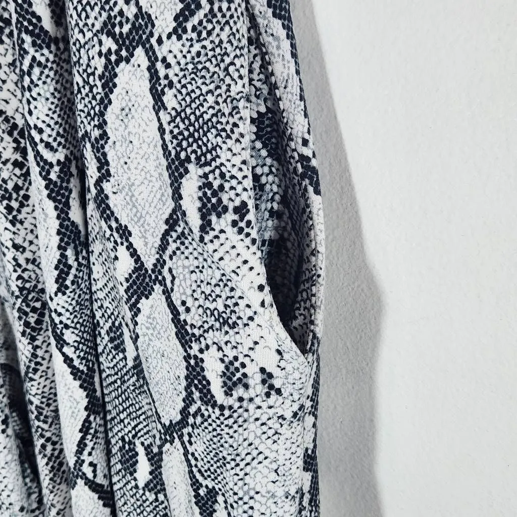 Entro Gray and Black Snakeskin Cropped Jumpsuit with Wide Legs Size Small - Image 6