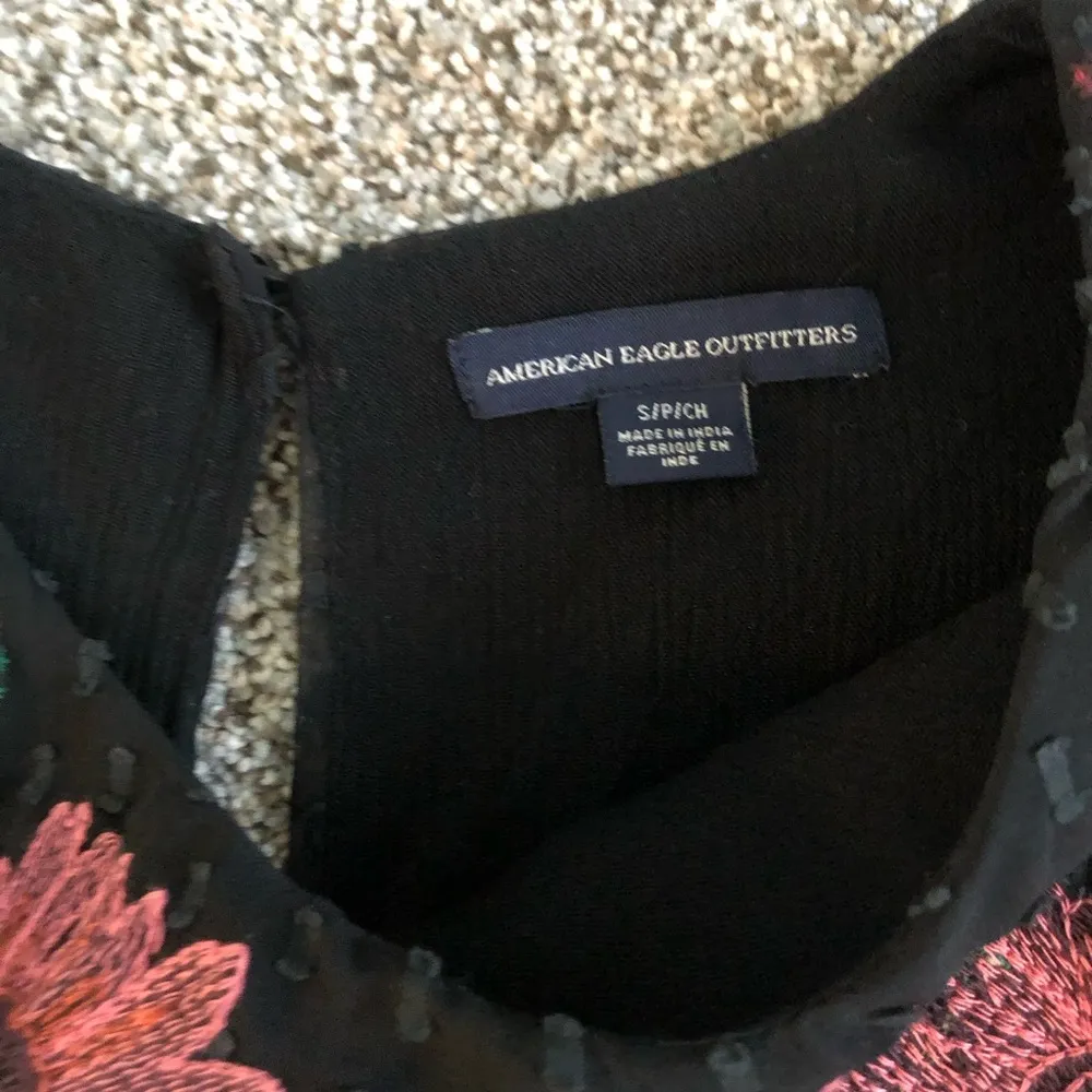 American Eagle Floral Embroidered Peplum Top Size small - Image 9