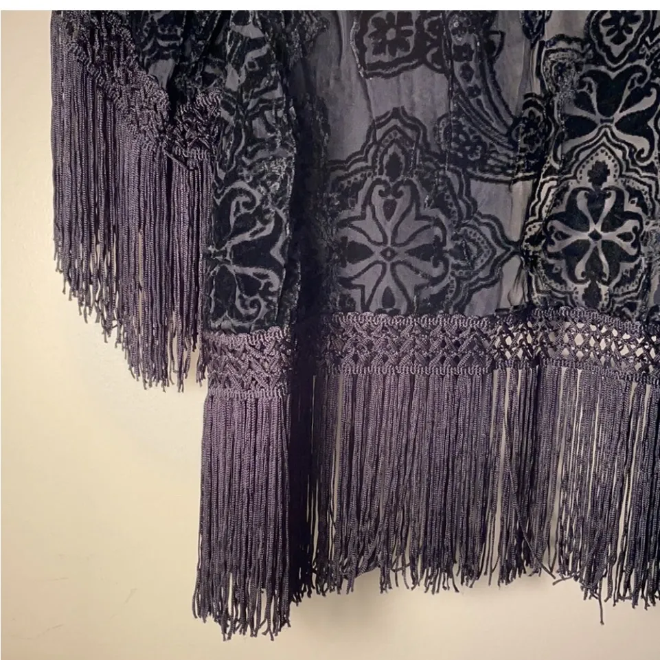 Forever 21 Black kimono with velvet, lace and fringe finishes Size M - Image 3