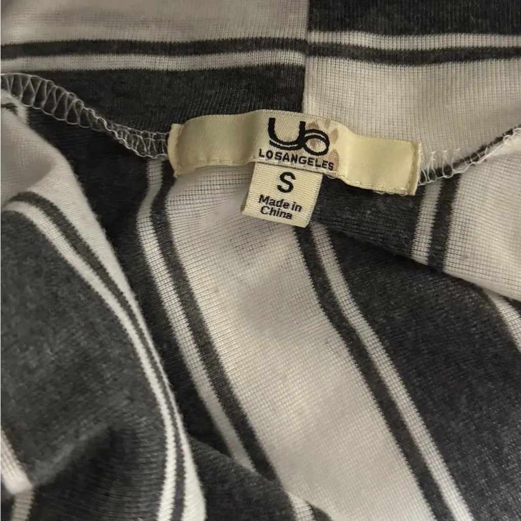 Women's Ya Los Angeles Gray & White Striped Long Sleeve Kimono. - Image 4