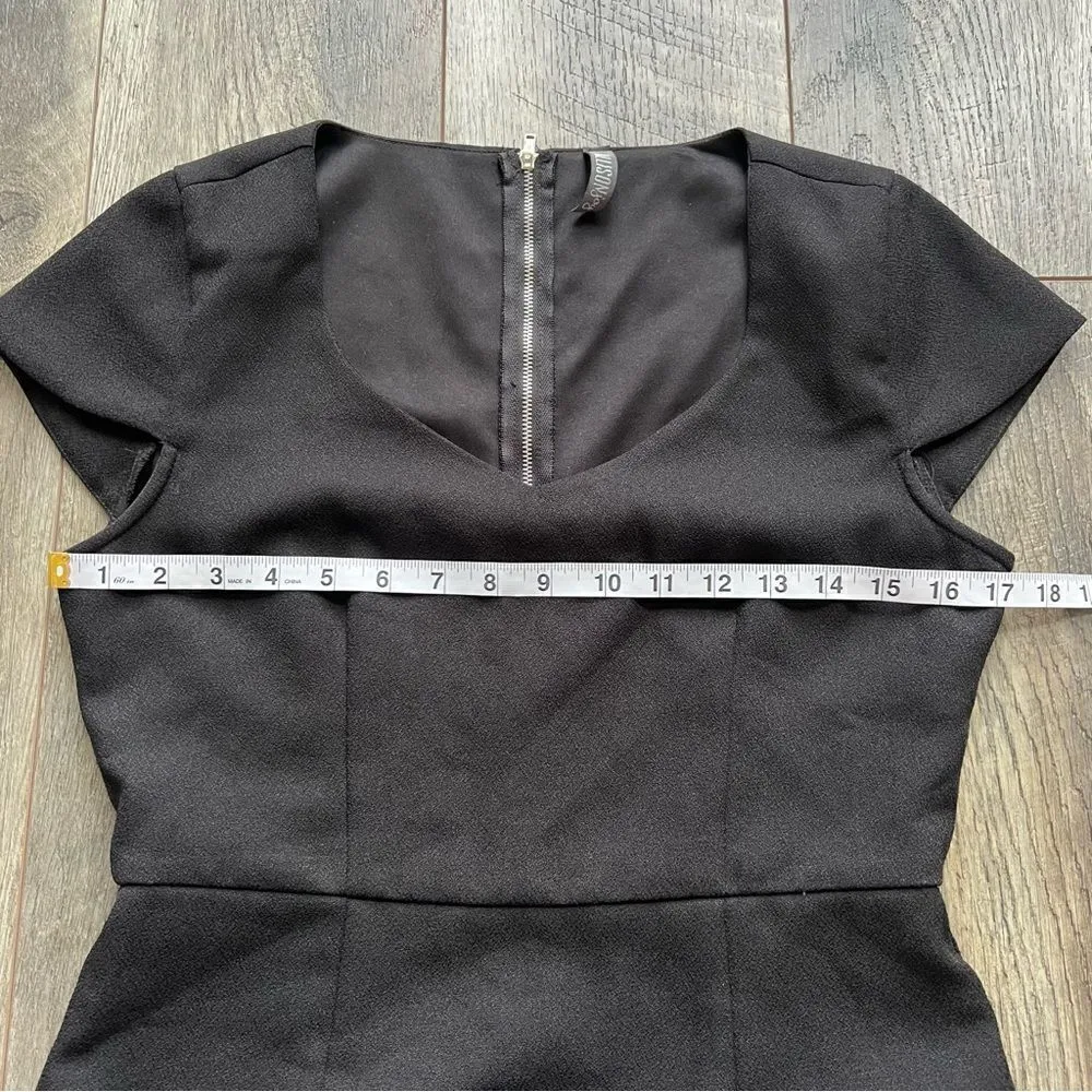 Evereve Allison Joy Classic Black Dress Cap Sleeves Exposed Zipper Size Medium - Image 9