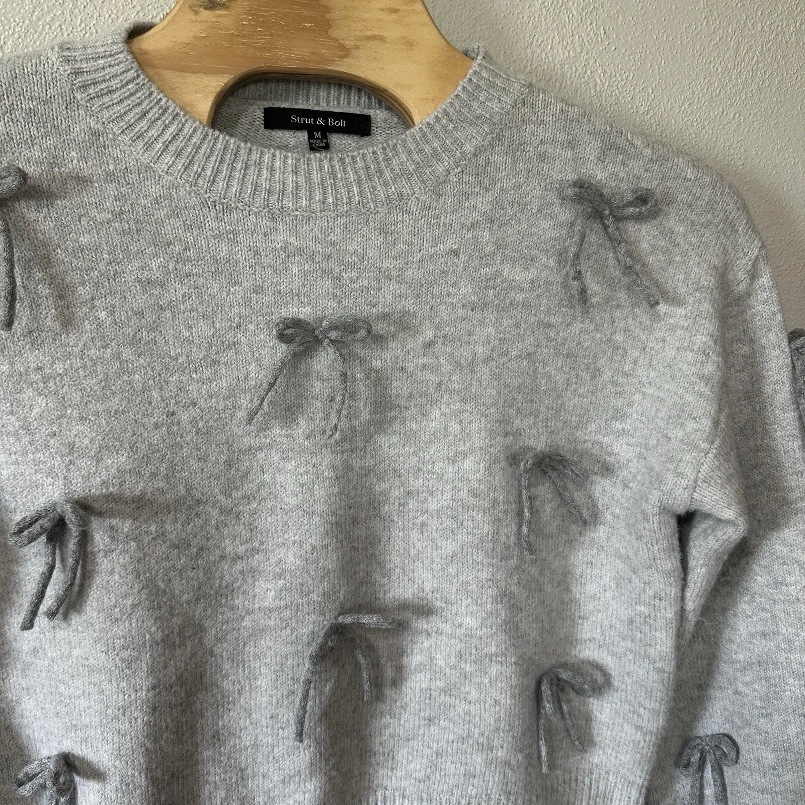 Strut & Bolt Women's Size Medium Gray 3D Bows‎ Sweater Balloon Sleeve Novelty - Image 2