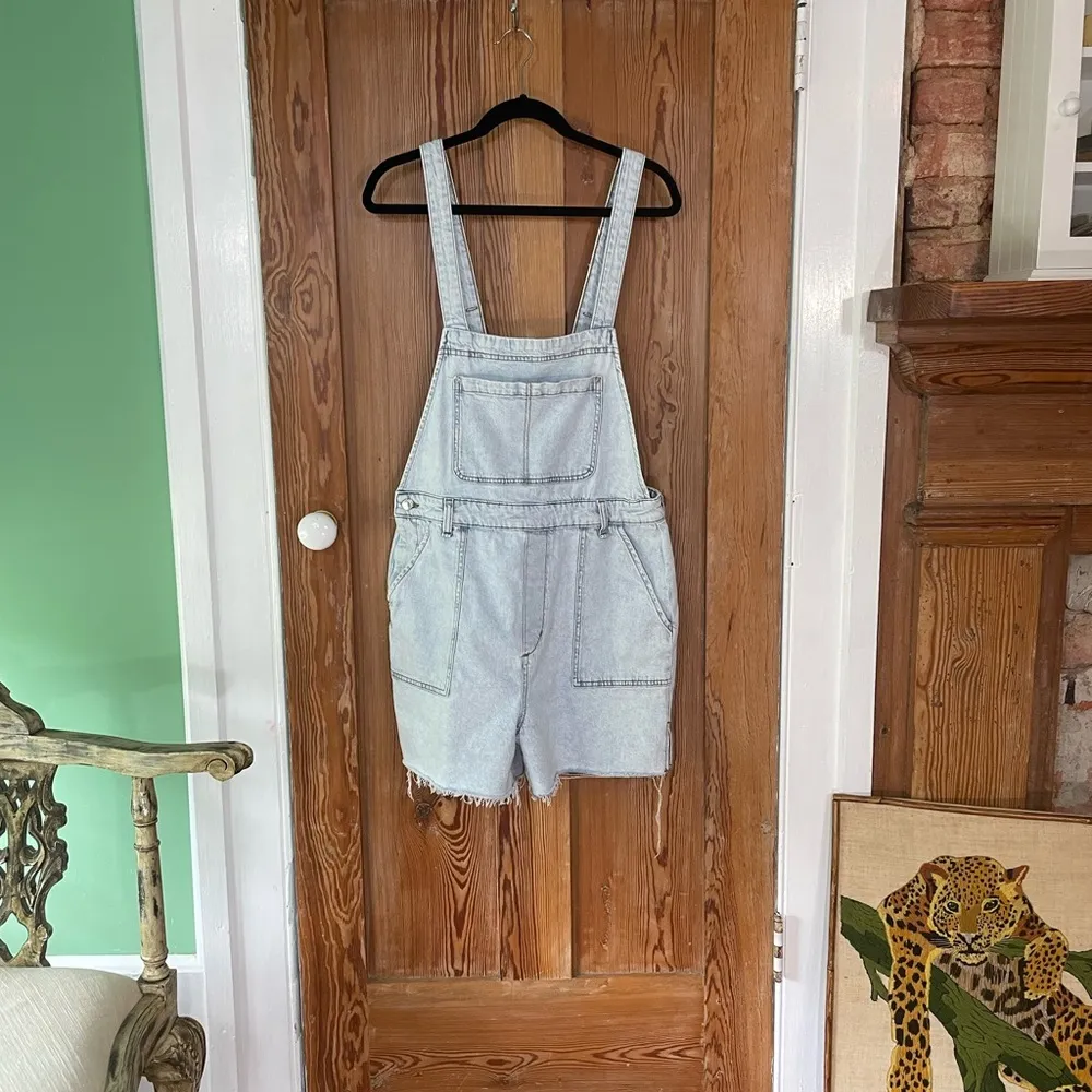 WeWoreWhat Light Wash Denim Slit Hem Raw Edge Overalls Shorts - Size Large - Image 4