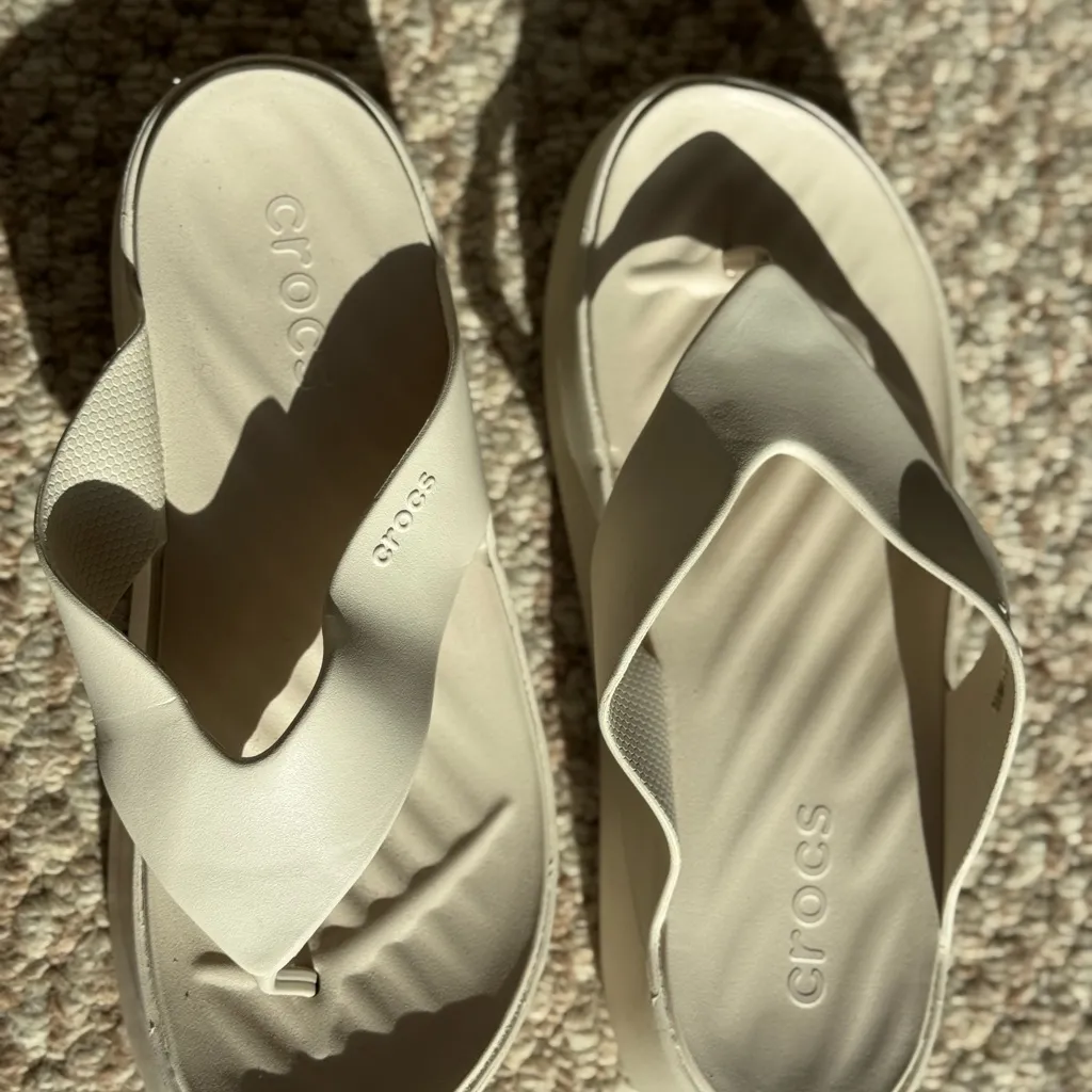 Crocs Getaway Platfrom Cream Thong Flip Flops Sandals Size 10 - Image 8