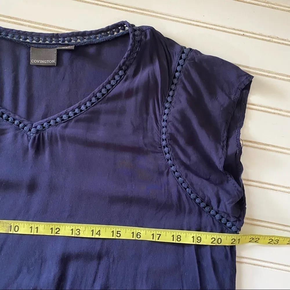 Covington v neck dressy blouse Size Medium - Image 8