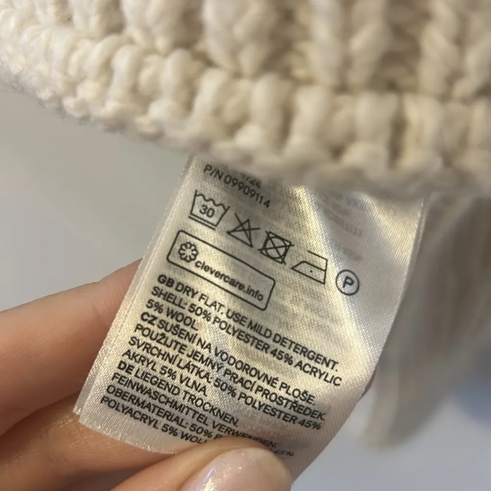 H&M Women's Cream Turtleneck Long Sleeves Knit Sweater Size Medium - Image 3