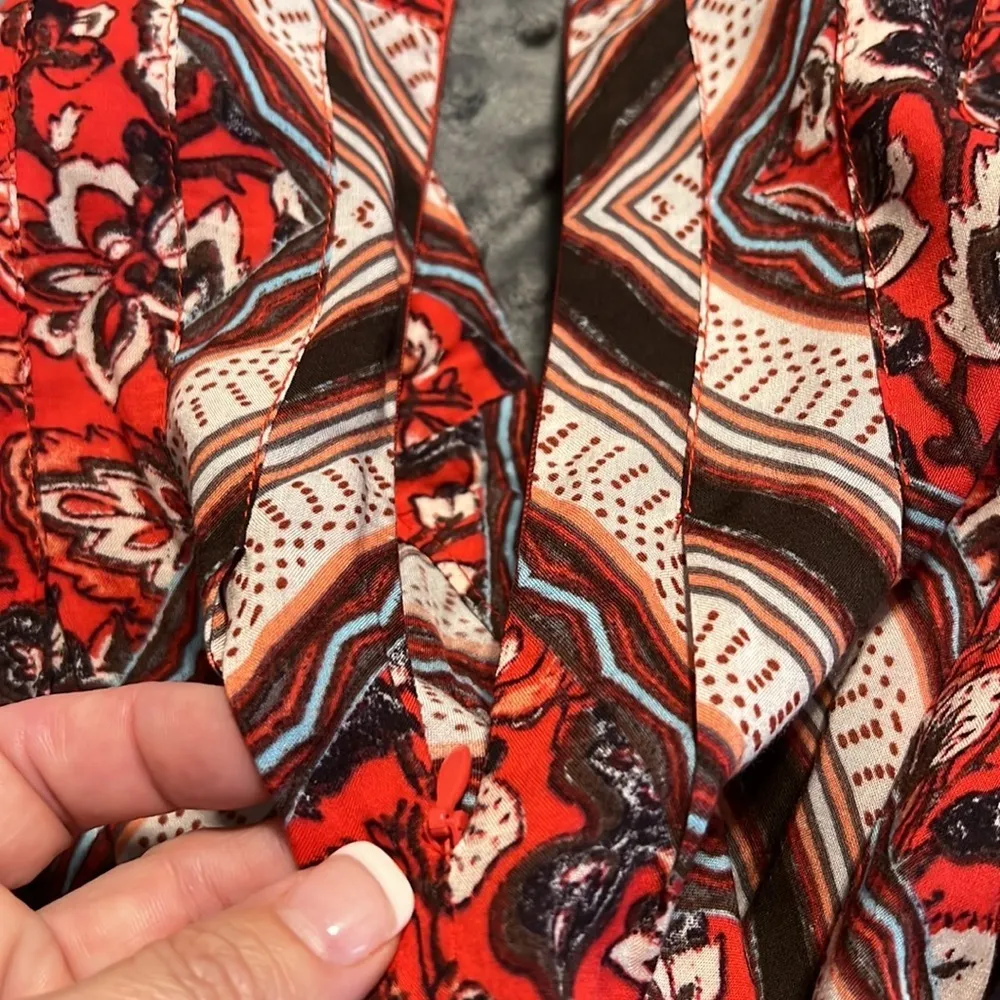 Free People size 4 shark bite hem skirt red geometric zip back pockets on side - Image 9