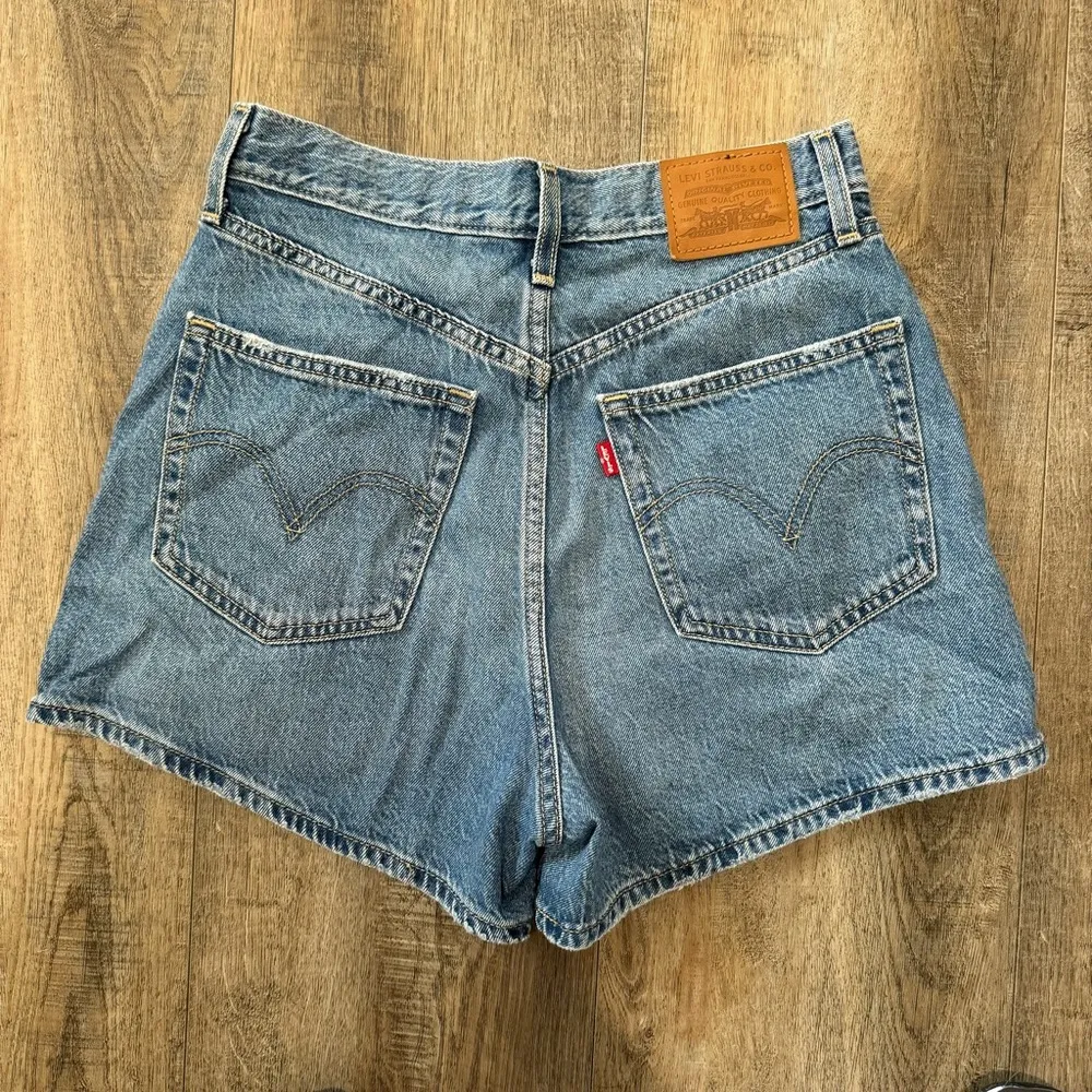 Levi's Jean Shorts Loose High-Waisted Size 27 - Image 2