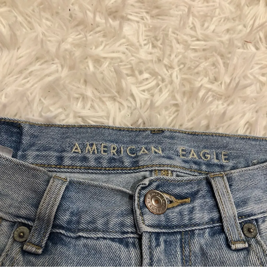 American Eagle‎ Distressed Raw Hem Mom Jean Light Wash 0 - Image 6