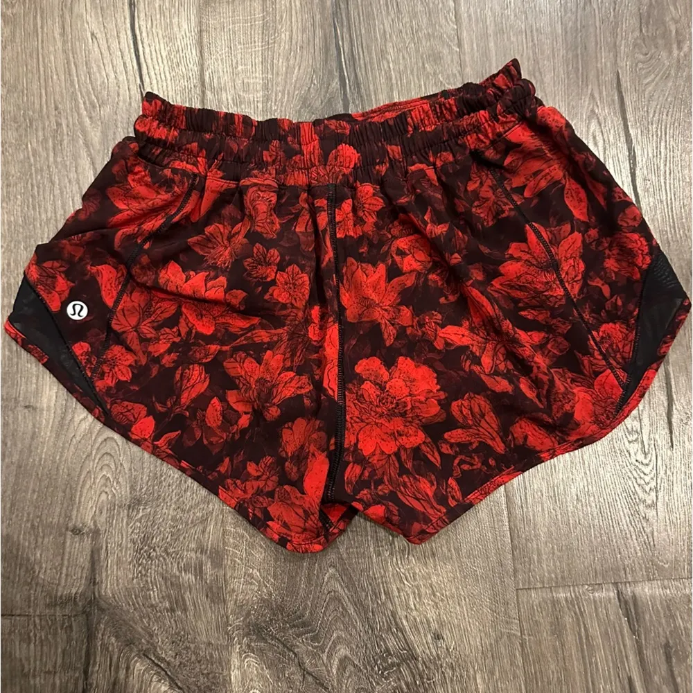 Women’s Hotty Hot Short II Running 2.5" Carminetrue Red Black Floral - Image 8