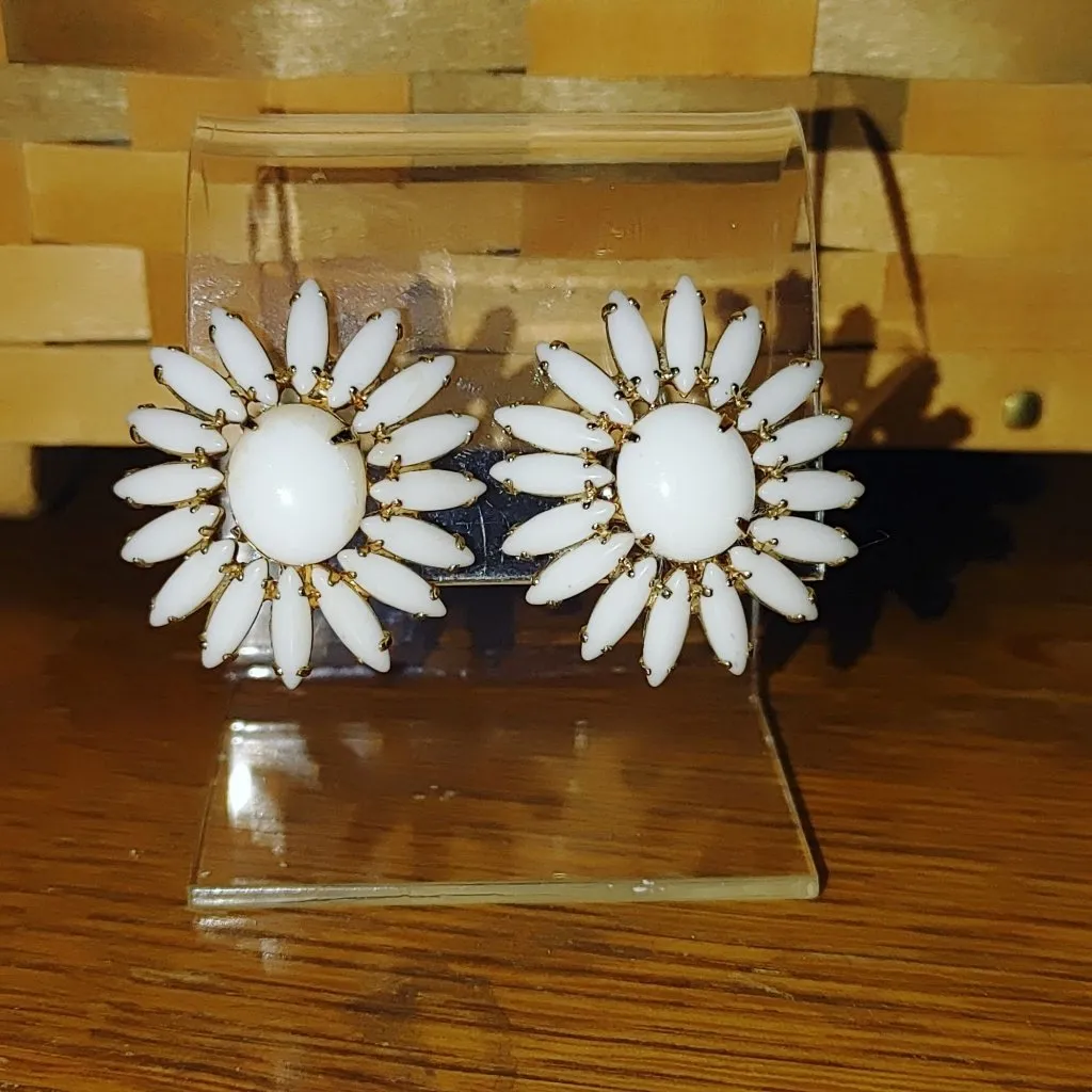 Napier White Enamel Daisy Clip On Earrings Vintage Floral Gold Tone Retro - Image 5