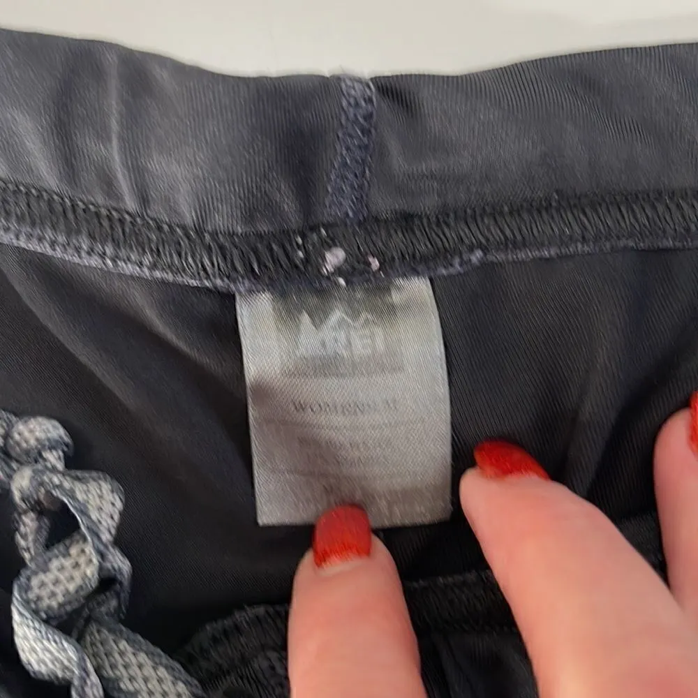 REI Capri athletic leggings. Size Medium. Black - Image 3