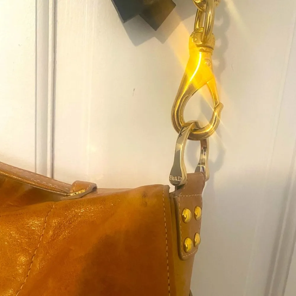 Be&D crossbody tan leather satchel with gold accent - Image 11