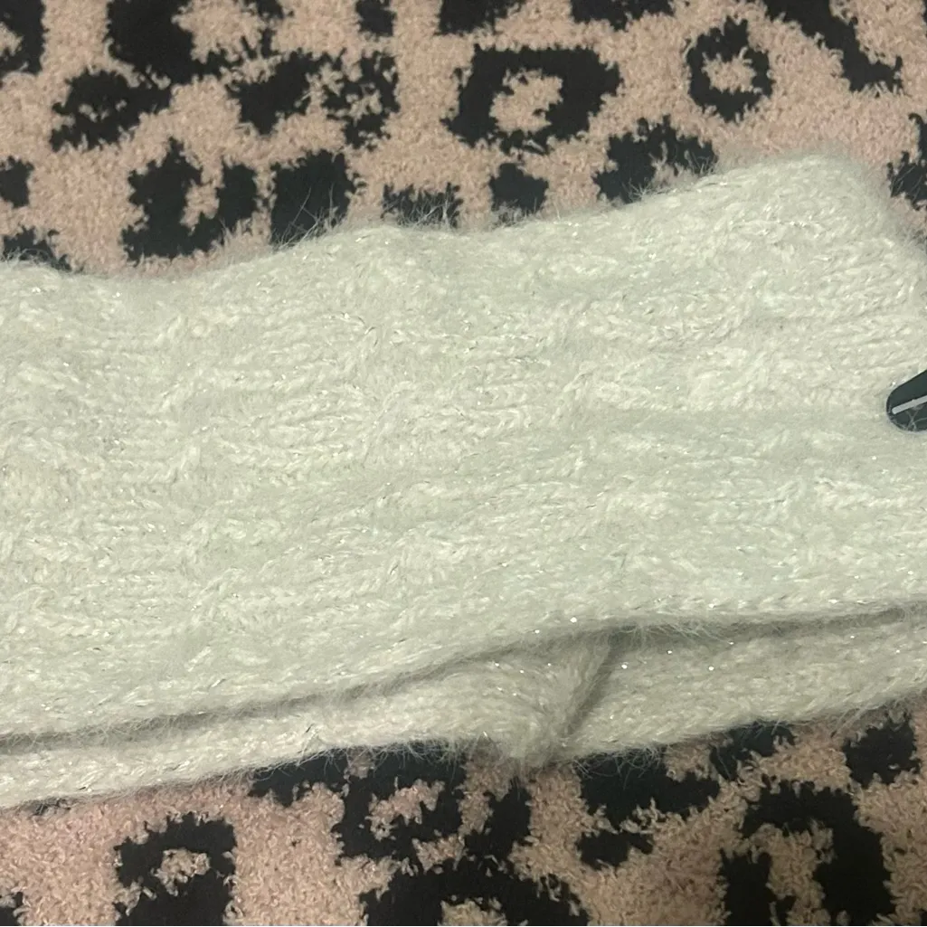 Elegant White Knit Headband with Pearls - Image 3