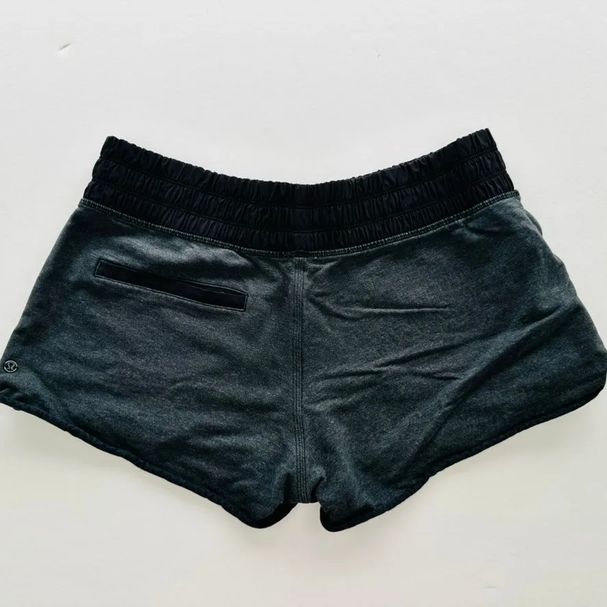 Lululemon Blissed Out Short Size 6 Heathered Black Grey Low Rise 2.5" Gym Cheer - Image 4