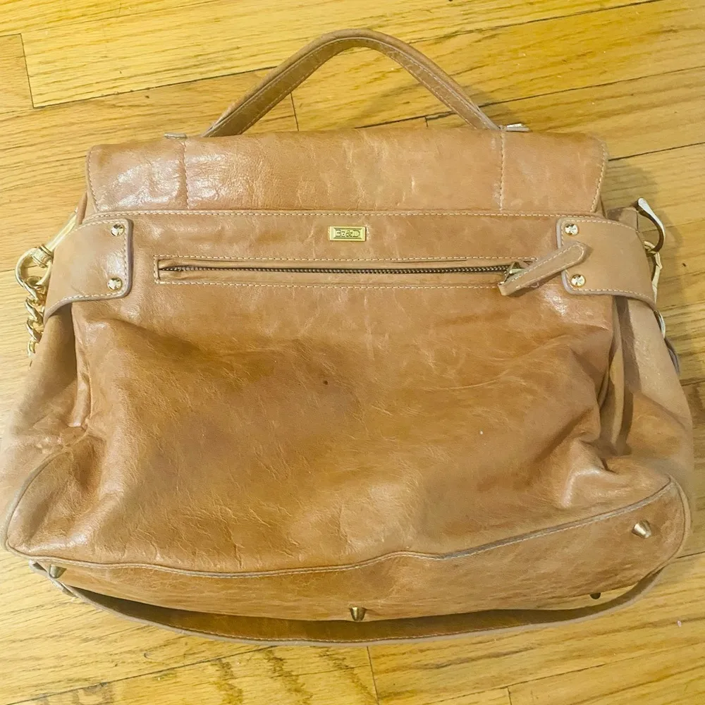 b&e Tan and Gold Crossbody Bag with Flap Closure - Image 4