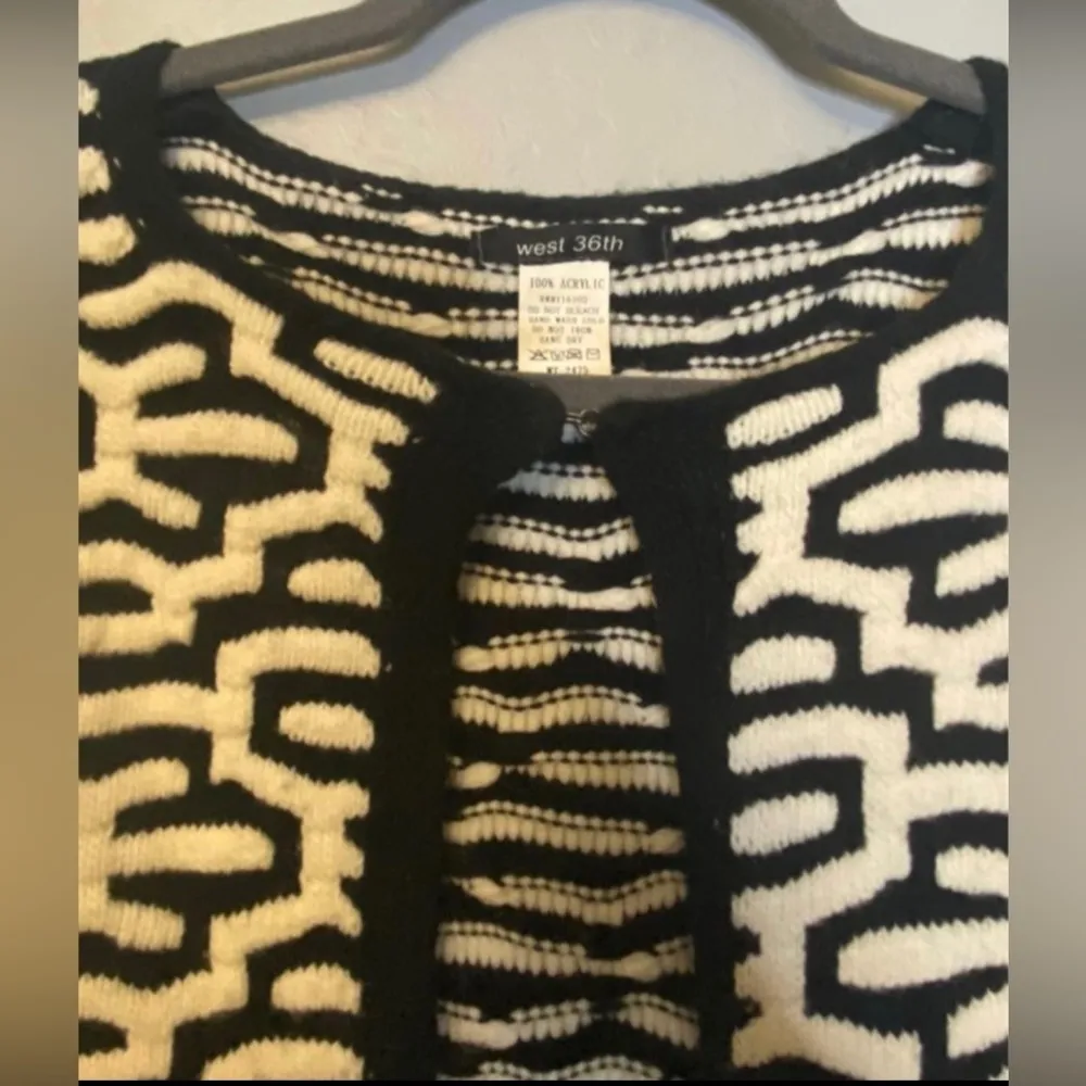 West 36th boutique black and white geometric open cardigan size small/medium - Image 3