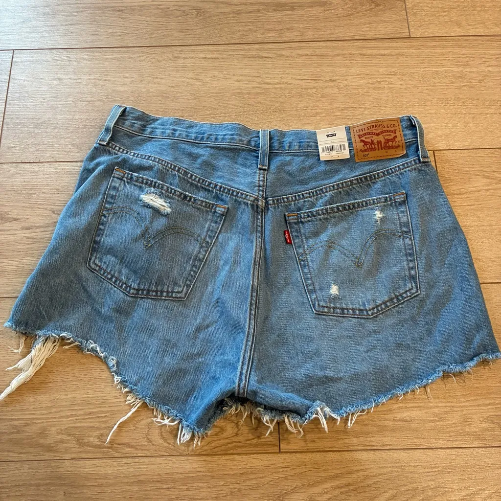 NWT Levi’s Women’s 501 Denim Jean Shorts Distressed 3” Light Wash Size 33 - Image 5