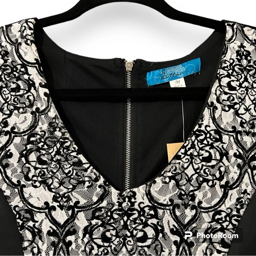 Francesca's size medium black and white v - Image 2