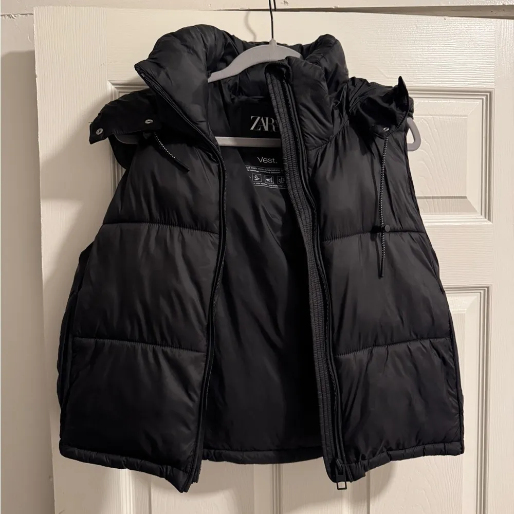 Zara Cropped Puffer Vest in Black - Image 2