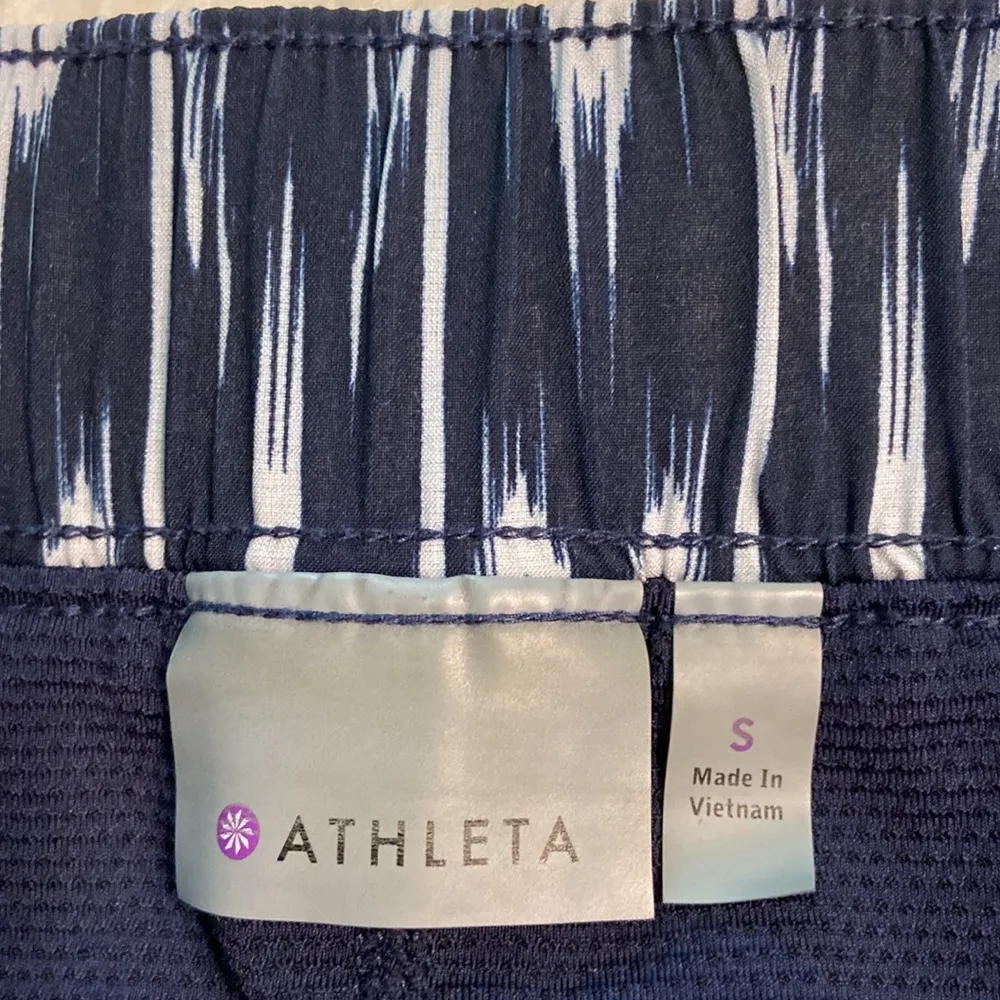 Athleta Skorts size S excellent condition two front pockets with zipper - Image 6