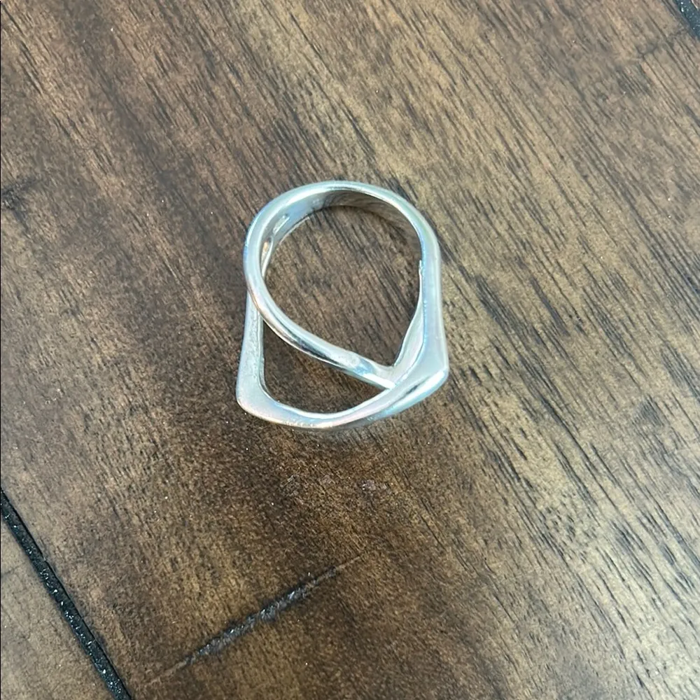 Elegant Sterling Silver Crossover Ring - Image 3