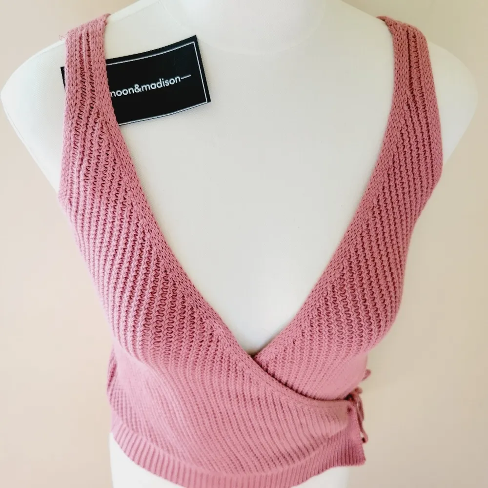Moon & Madison blush wrap sweater tank size small - Image 4
