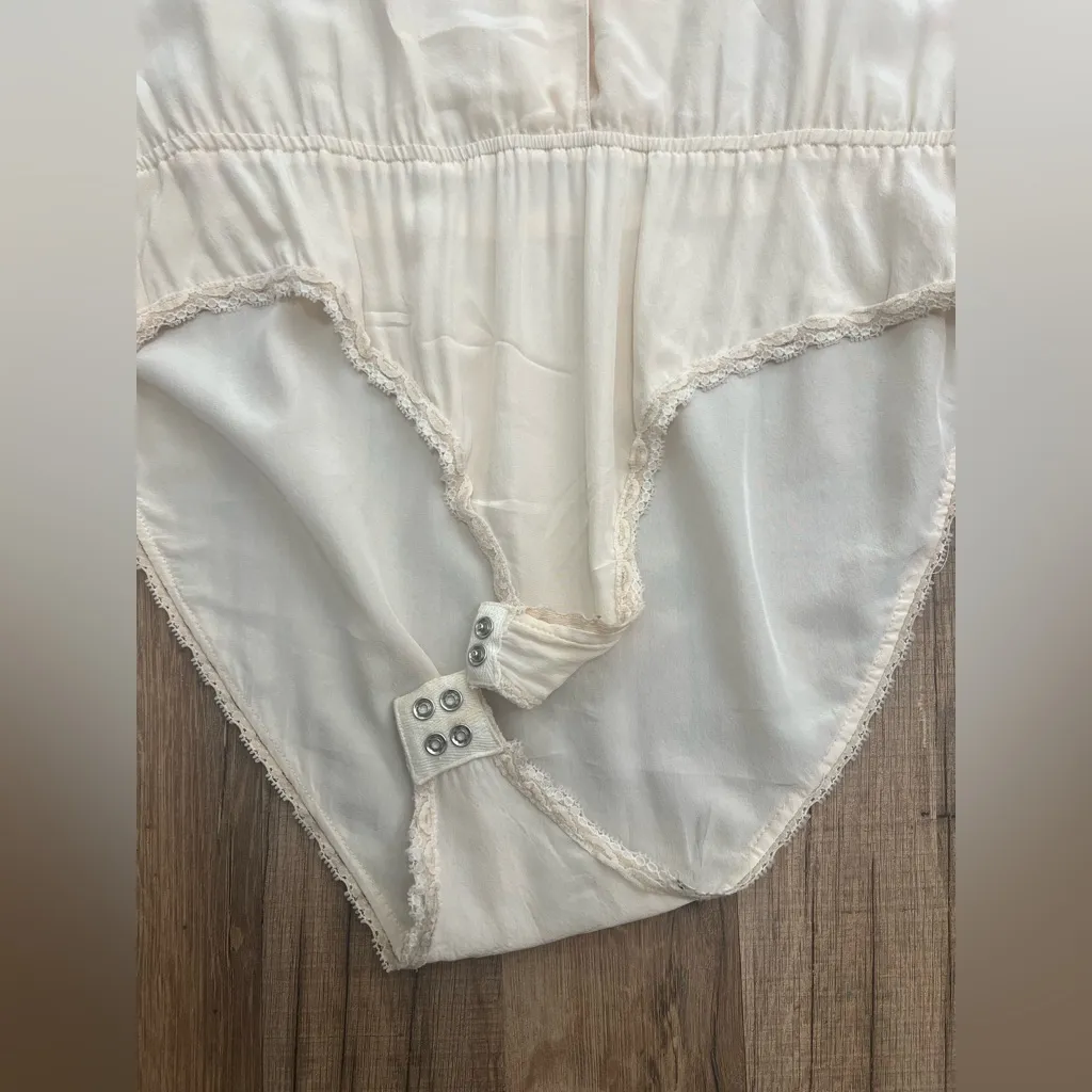 DKNY 100% Silk Beige short‎ Sleeve Ruffle Bodysuit 
Sz 8 
A/2 - Image 5