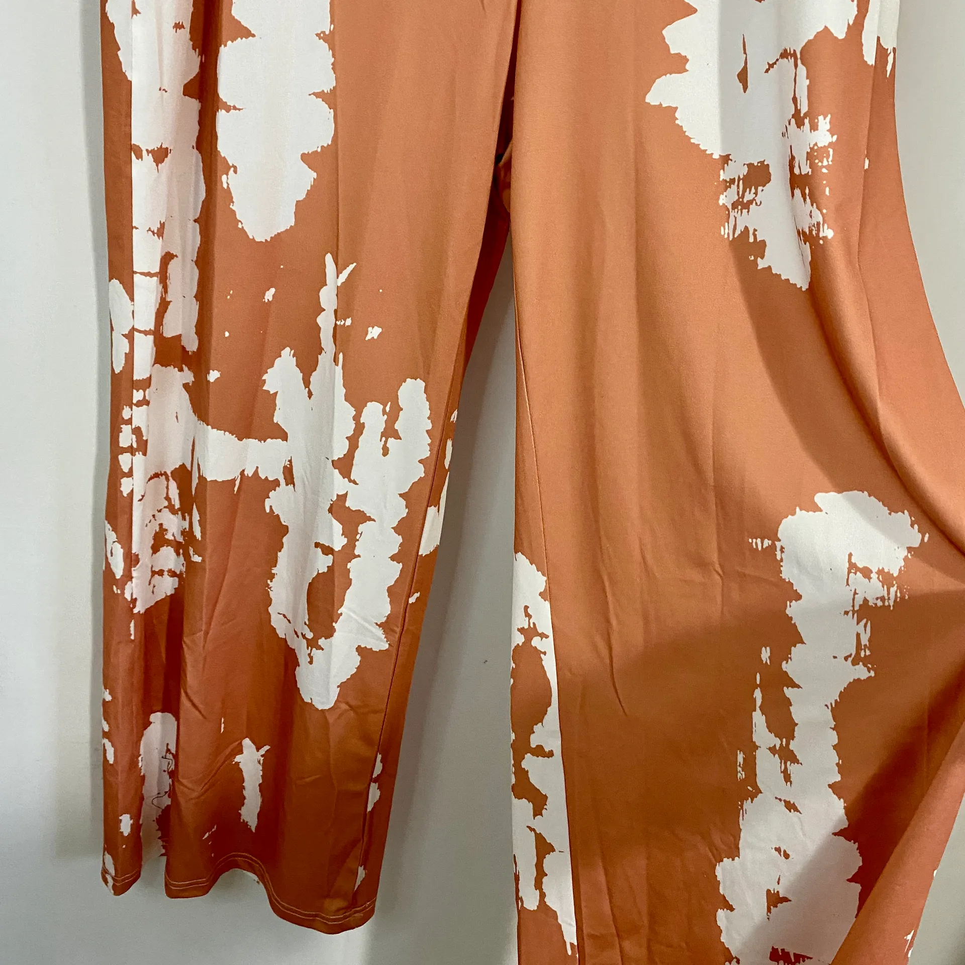 Women’s Sleeveless Tie Dye Jumpsuit Pink & White Size Medium NWOT - Image 4