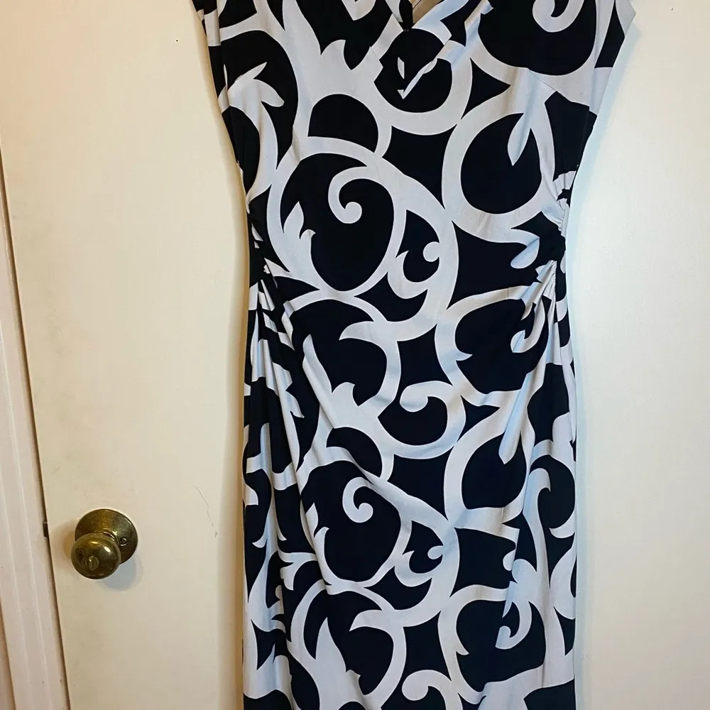 White House, black market woman sleeveless dress size 6 - Image 9