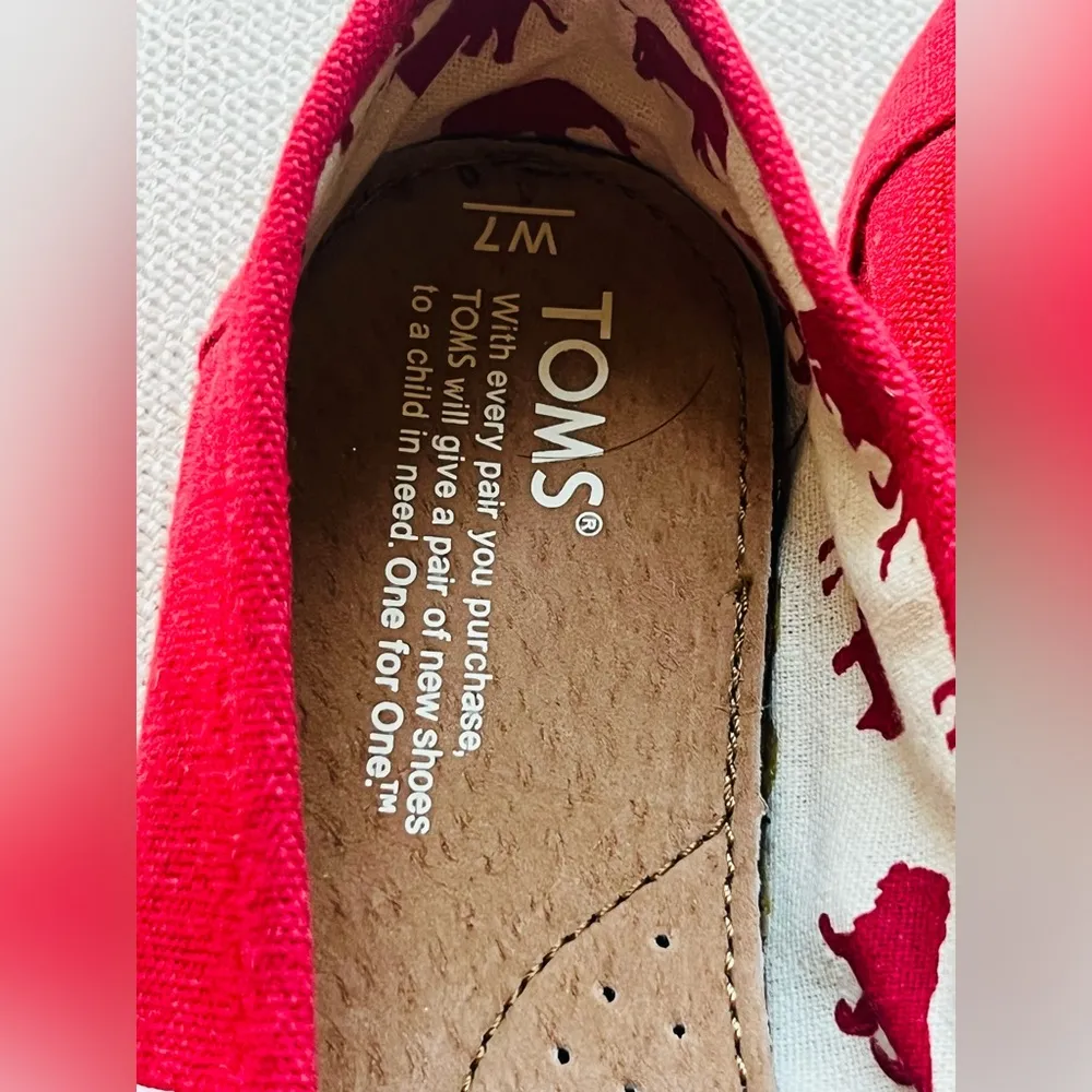 TOMS Shoes Classic Canvas Slip On in Red Size W7 - Image 4