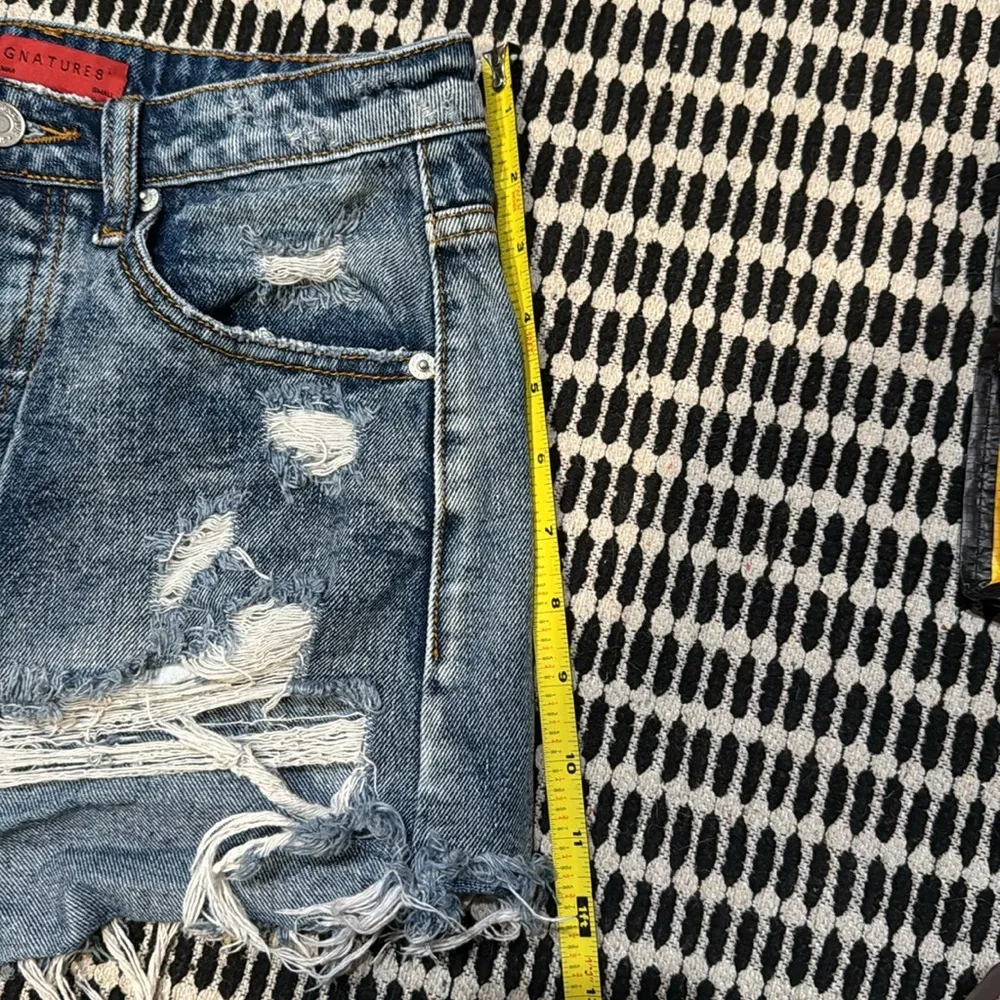 SIGNATURE8 Jean shorts cut off Distressed small - Image 12