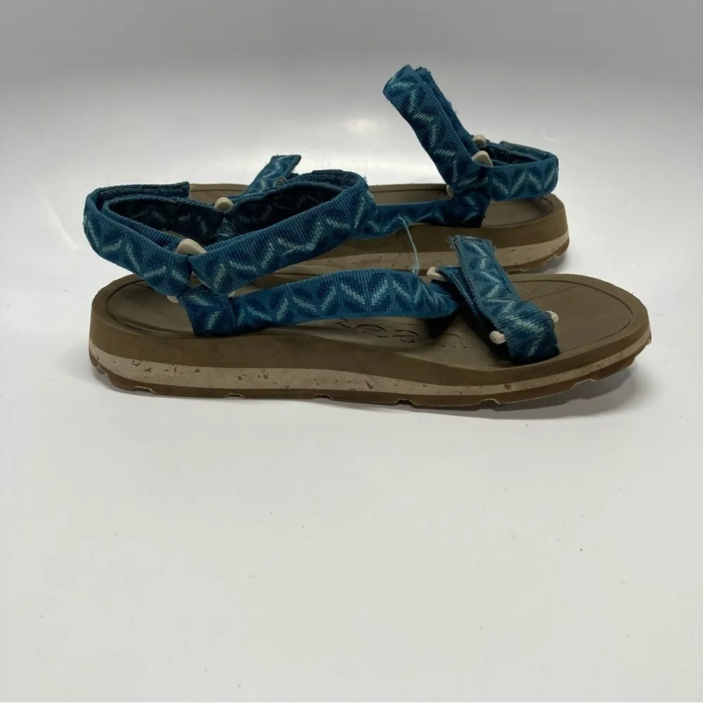 Women’s L.L. Bean‎ Katahdin 4 point sandals blue geo design size 6 - Image 4