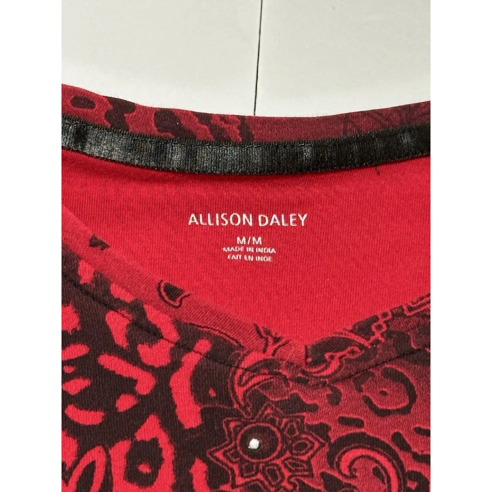 Allison Daley Red & Black Ombr Floral Leopard Print V-Neck Rhinestone Top M/M - Image 3