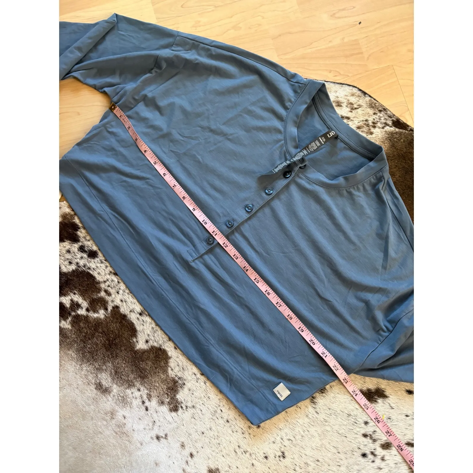 VUORI Avalon Henley Long Sleeve Size Medium In Cloud Blue NWT - Image 4