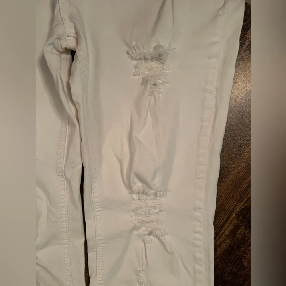 Angel Kiss  | juniors high waisted distressed skinny uwhite jeans. Size: 15. - Image 7