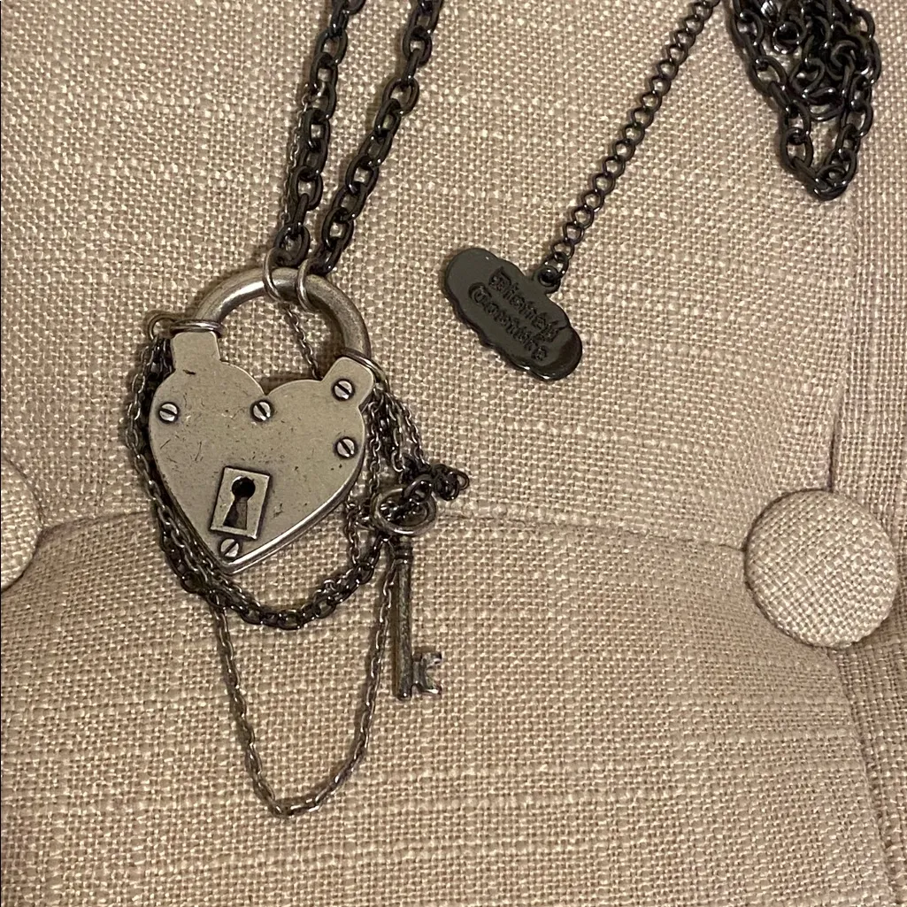 Disney Couture Alice in Wonderland Heart Lock Pendant Necklace Vintage - Image 2
