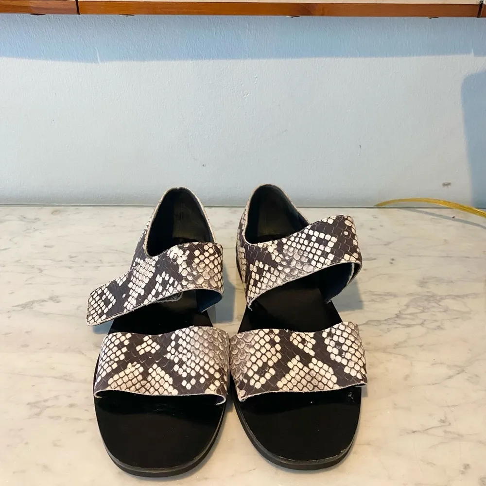 VINCE Salina Python Snake Print Flat Strap Sandal Size 8 EUC - Image 4