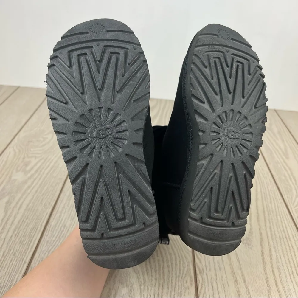 UGG Women's Fluff Mini Quilted Boots US6/EUR37 Black w/ White Logo Heel $160 - Image 9