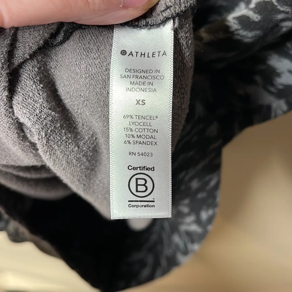 Athleta Balance Sweatshirt Top‎ Black Animal Print Lynx Long Sleeve Size XS - Image 5