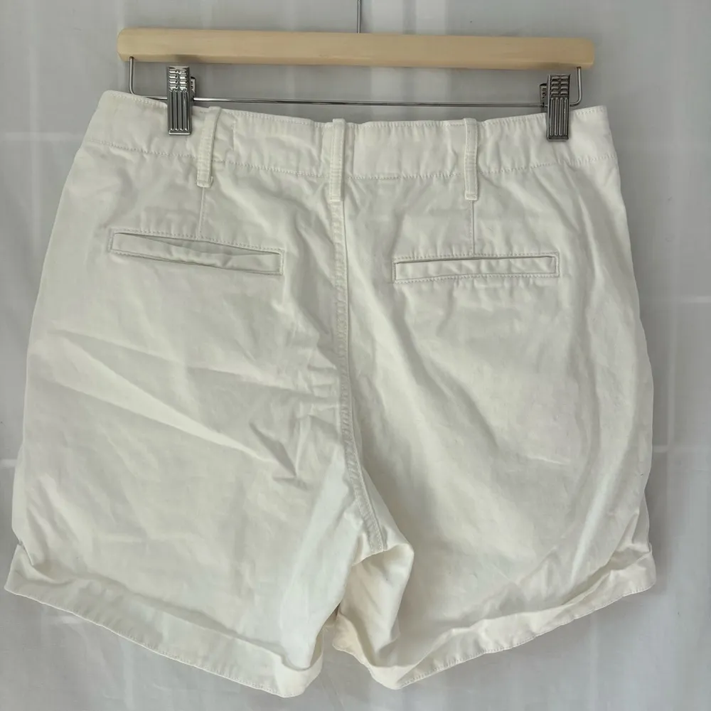 Gap 5 inch khaki short Snowflake milk size 6 - Image 3